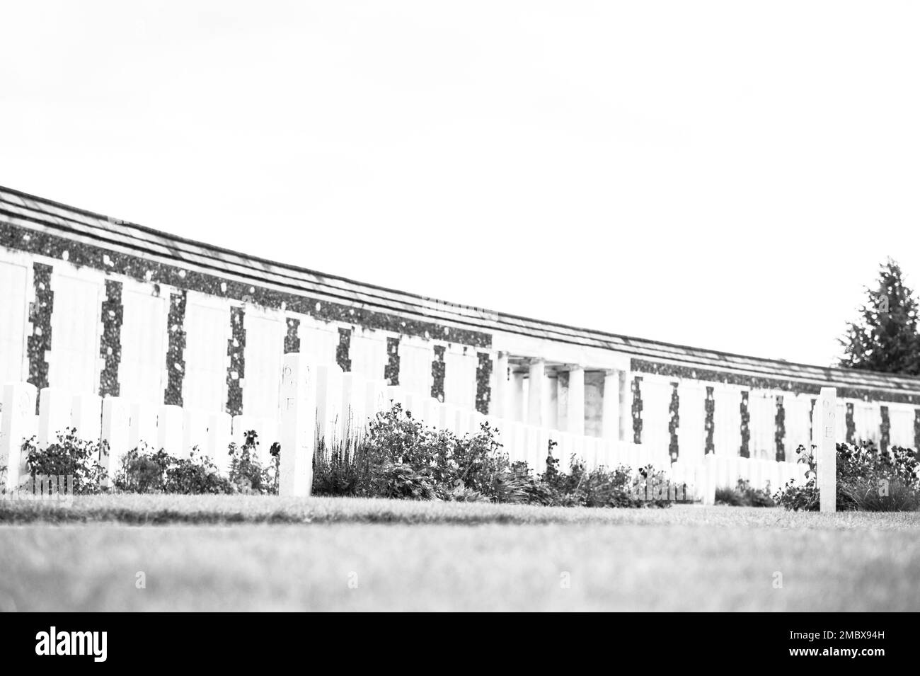 Yper, Belgien - 7. August 2021. Detail der Kriegsdenkmäler auf dem Tyne Cot Friedhof. Tyne Cot ist der größte britische Friedhof aus dem ersten Weltkrieg. Stockfoto