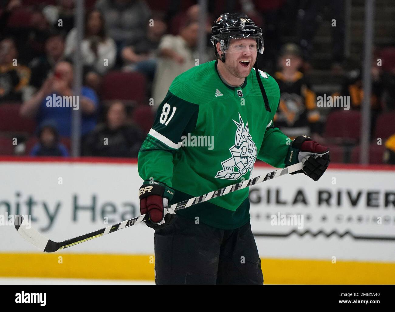 Arizona Coyotes' Phil Kessel (81) skates before an NHL hockey game against the Pittsburgh Penguins, Saturday, March 19, 2022, in Glendale, Ariz. (AP Photo/Darryl Webb) Stockfoto