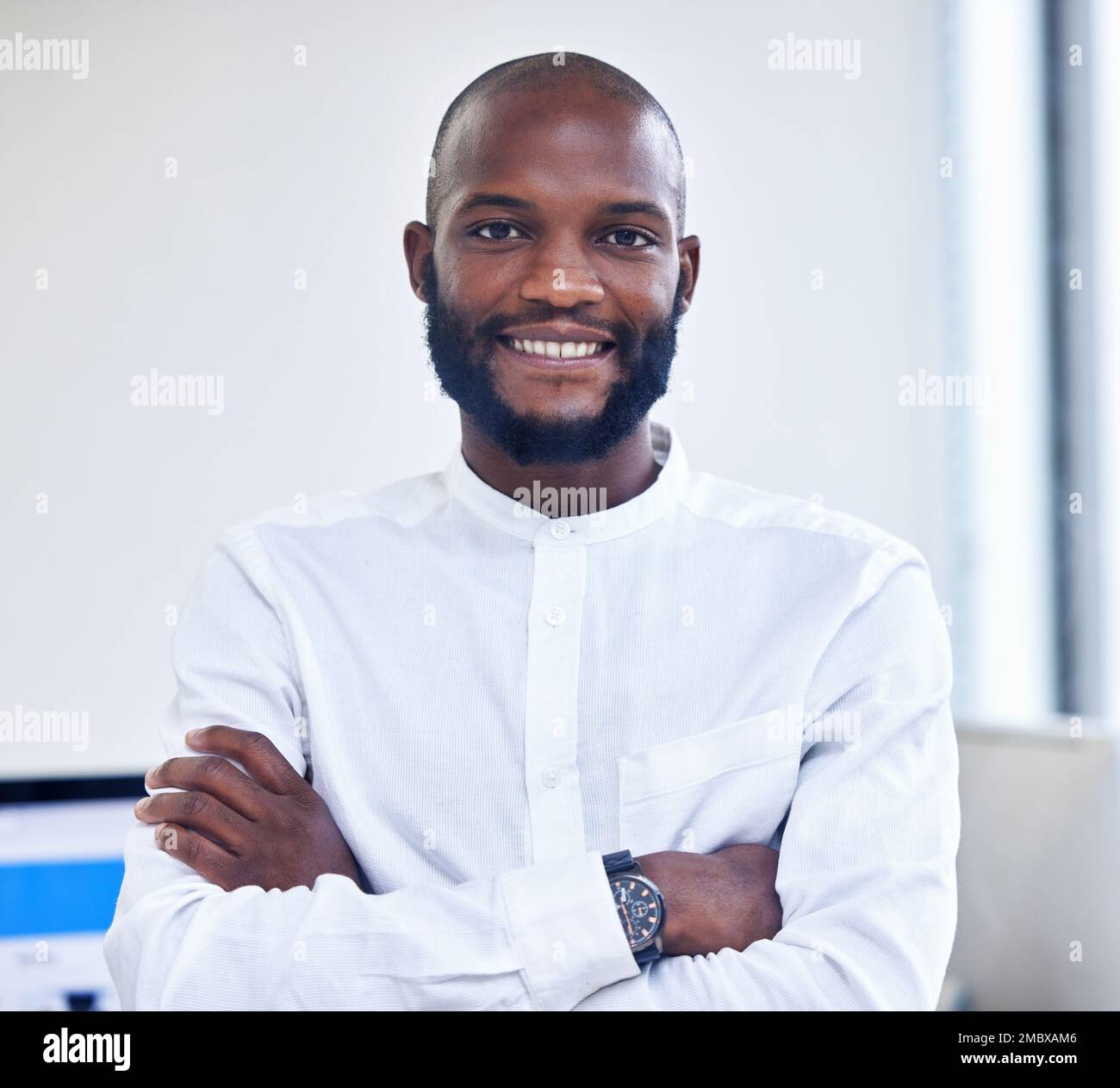 Schwarzer Geschäftsmann, Porträt und Mitarbeiter in einem Büro, der als Unternehmensleiter glücklich und selbstbewusst lächelt. Manager, Startup und Corporate Worker oder Stockfoto