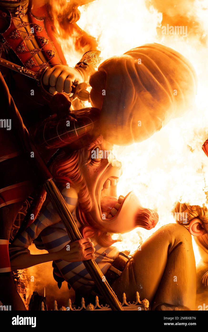 A falla burns during the traditional Fallas festival in Valencia, Spain, Saturday, March 19, 2022. Fallas are gigantic structures made of cardboard portraying current events and personalities in which individual figures or Ninots are placed. (AP Photo/Alberto Saiz) Stockfoto