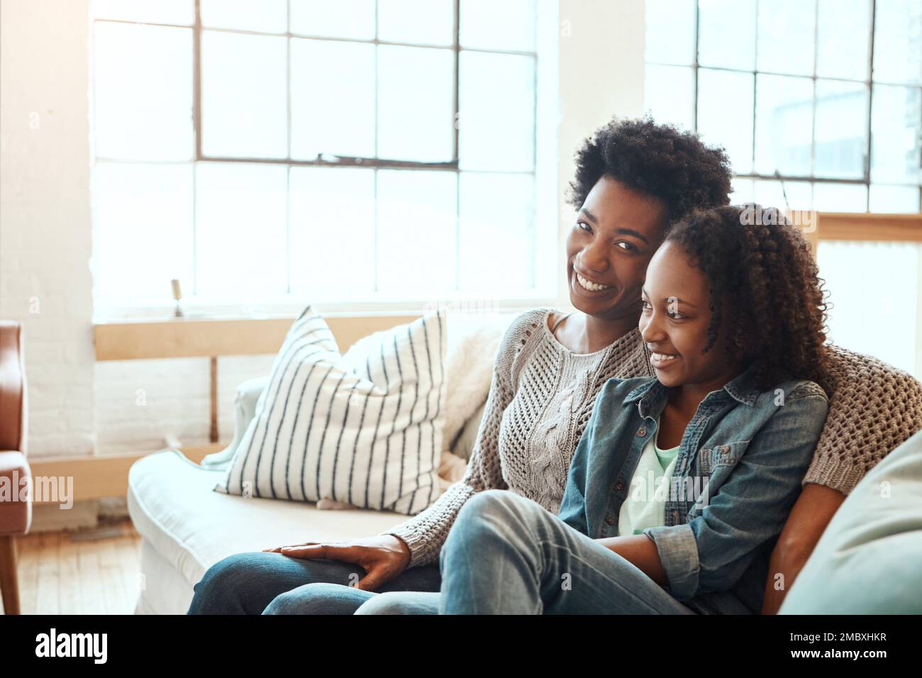 Liebe, Mutter und Teenager auf dem Sofa für eine glückliche gemeinsame Familienzeit in einer Wohnung in Südafrika am Wochenende. Lächeln, Vertrauen und Unterstützung, schwarze Frau und Stockfoto