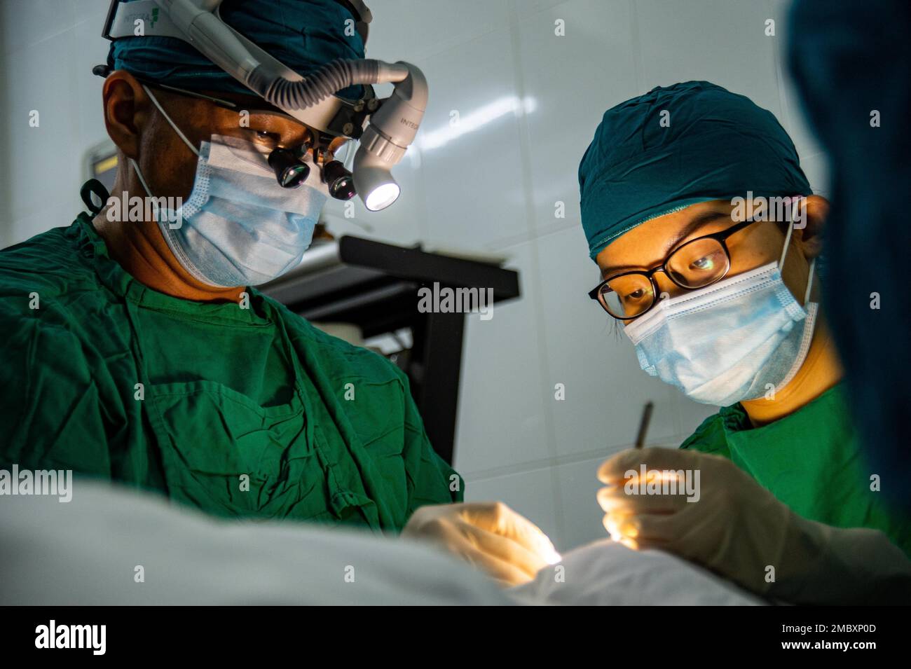 220623-N-AU520-2021 TUY HOA, VIETNAM (23. Juni 2022) – Cmdr. Tim Kim (links), ein Augenarzt an Bord des Krankenhausschiffs USNS Mercy (T-AH 19), und Huynh Nguyen Ngoc Huyen (rechts), ein vietnamesischer Augenarzt, führen während der Pacific Partnership 2022 an einem vietnamesischen Patienten im Phu Yen Ophthalmology Hospital eine Augenlidreduktion durch. Die Pazifikpartnerschaft ist die größte multinationale Mission zur Vorbereitung auf humanitäre Hilfe und Katastrophenhilfe, die jährlich im Indo-Pazifik durchgeführt wird. Sie ist seit 17. Jahren Teil der Partnerschaft. Stockfoto