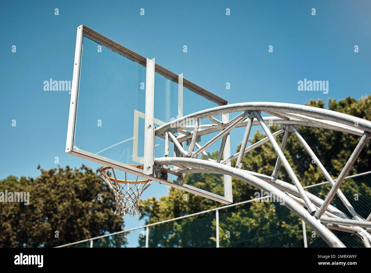 Zielen, schießen. Nahaufnahme eines Basketballkörpers auf einem Sportplatz. Stockfoto
