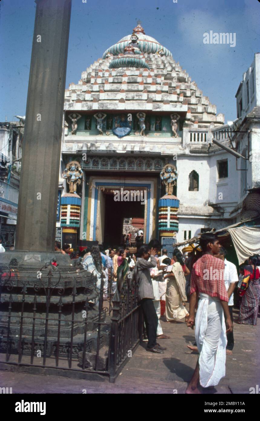 Jagannath Puri:- Char Dham V t e Puri Rameswaram Dwaraka Badrinath der Jagannath-Tempel ist ein wichtiger hinduistischer Tempel, der Jagannath gewidmet ist, eine Form von Vishnu - eine der dreifaltigkeit der höchsten Göttlichkeit im Hinduismus. Puri liegt im Bundesstaat Odisha, an der Ostküste Indiens. Der Puri-Tempel ist berühmt für sein jährliches Ratha Yatra, oder Wagenfestival, bei dem die drei wichtigsten Gottheiten auf riesigen und aufwendig dekorierten Tempelautos gezogen werden. Drei Götzen des Tempels sind Jagannath, Balabhadra, Subhadra, Stockfoto