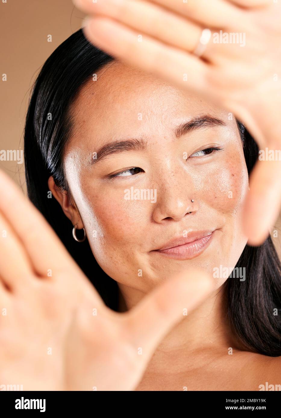 Asiatische Frau, Handrahmen und Studio für Hautpflege, natürliches Hautglühen und Lächeln mit Kosmetik für die Gesundheit. Japanisches Modell, kosmetische Schönheit und gesund Stockfoto