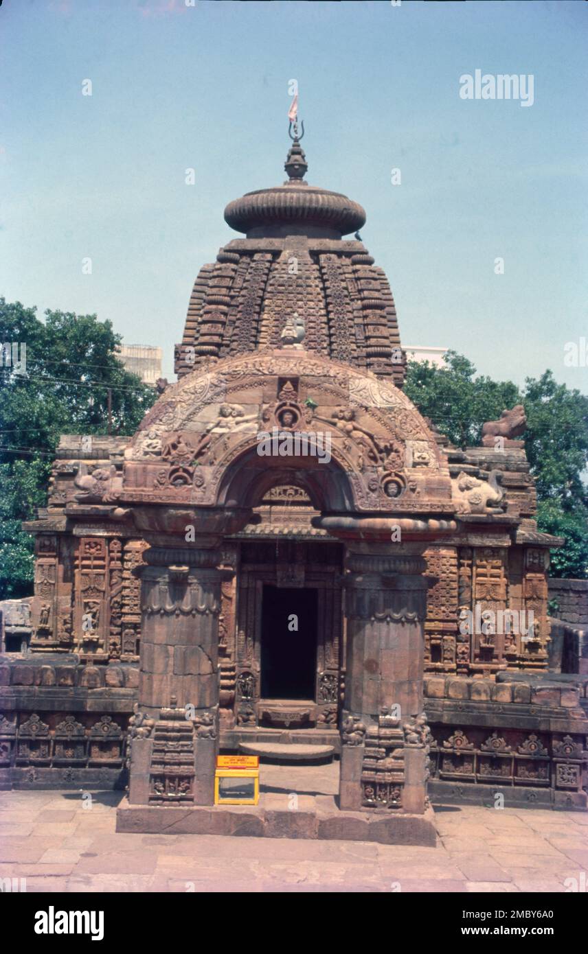 Der Siddheshwar-Tempel stammt aus dem 10. Jahrhundert und befindet sich auf dem Gelände des Mukteswar-Tempels. Historiker sagen, alle Tempel aus dem 10. Jahrhundert in Bhubaneswar. Der Tempelturm, der im Pancharatna-Stil der klassischen Kalinga School of Temple-Architektur erbaut wurde, ist durch eine Reihe von Miniaturtürmen gruppiert und alle vier Seiten des Turms werden von vier Löwen besetzt. Während Lord Shiva im Heiligtum Sanctorum verehrt wird, Stockfoto