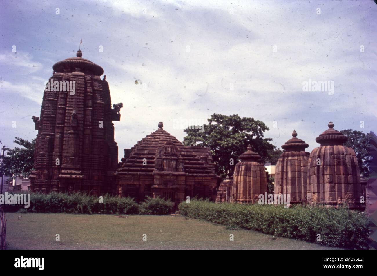 Der Siddheshwar-Tempel stammt aus dem 10. Jahrhundert und befindet sich auf dem Gelände des Mukteswar-Tempels. Historiker sagen, alle Tempel aus dem 10. Jahrhundert in Bhubaneswar. Der Tempelturm, der im Pancharatna-Stil der klassischen Kalinga School of Temple-Architektur erbaut wurde, ist durch eine Reihe von Miniaturtürmen gruppiert und alle vier Seiten des Turms werden von vier Löwen besetzt. Während Lord Shiva im Heiligtum Sanctorum verehrt wird, Stockfoto