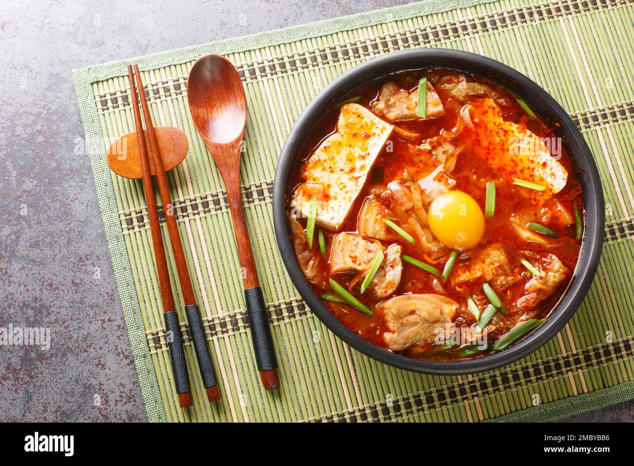 Sundubu jjigae oder Soft Tofu Eintopf, ist ein traditionelles koreanisches Gericht, das aus seidig weichem, ungedicktem Tofu hergestellt wird, das in einer würzigen und geschmackvollen Brühe auf der Nahtstelle überzogen ist Stockfoto
