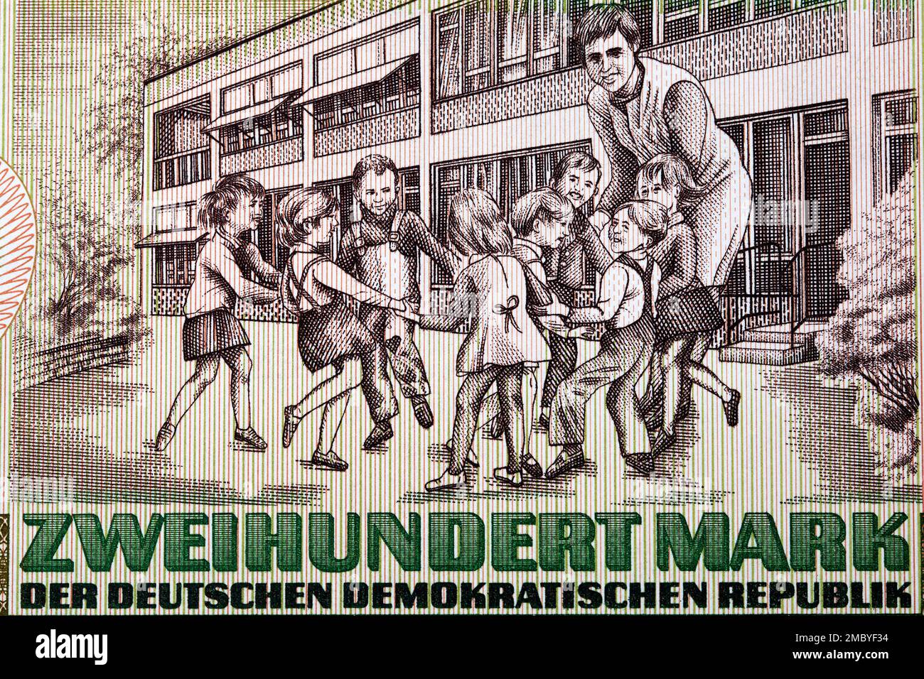Schulhof mit acht Kindern und einem Lehrer aus Ostdeutschland - 200 Mark Stockfoto