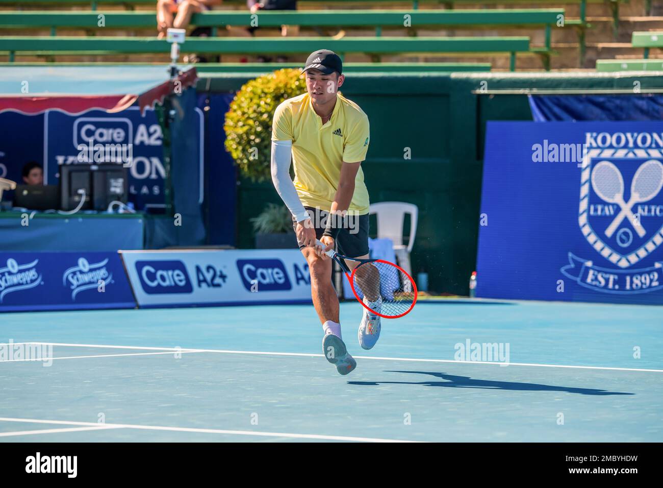 Wu Yibing von China in Aktion am 2. Tag des Kooyong Classic Tennis Tournaments letztes Spiel gegen Rinky Hijikata von Australien im Kooyong Lawn Tennis Club. Zum Abschluss des 2. Tages kehrte der australische Fanfavorit Rinky Hijikata zu Kooyongs historischem Innenhof zurück und spielte mit dem chinesischen Wu Yibing. Hijikata konnte seinen beeindruckenden Sieg am 1. Tag nicht fortsetzen und verlor in geraden Sets (6-3, 6-4) an einen weiteren Gewinner der Australian Open Wildcard. Stockfoto