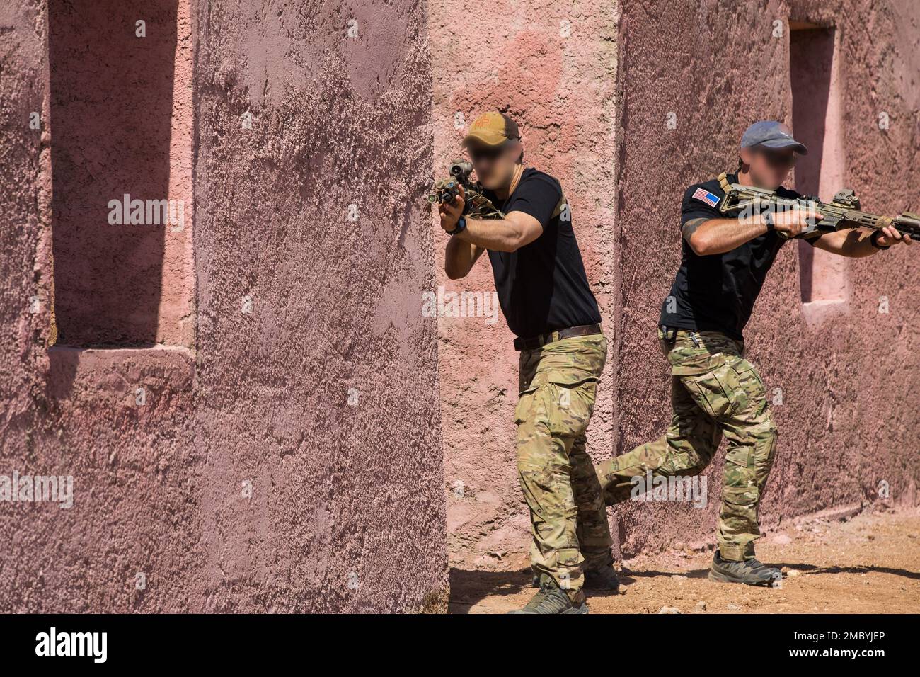 USA Soldaten, die der 19. Special Forces Group (Airborne), Utah Army National Guard, zugeteilt wurden, demonstrieren während eines Nahkampfes in Tifnit, Marokko, während der African Lion 22, 23. Juni 2022, wie man eine Straße sicher überquert. Der afrikanische Löwe 22 ist in den USA Die größte gemeinsame jährliche Übung des Africa Command, die von Marokko, Ghana, Senegal und Tunesien veranstaltet wird, vom 6. Bis 30. Juni. Mehr als 7.500 Teilnehmer aus 28 Ländern und der NATO trainieren zusammen mit dem Schwerpunkt auf der Verbesserung der Bereitschaft für US-Streitkräfte und Streitkräfte der Partnerländer. AL22 ist eine gemeinsame Übung für alle Bereiche, mehrere Komponenten und multinationale Übungen Stockfoto