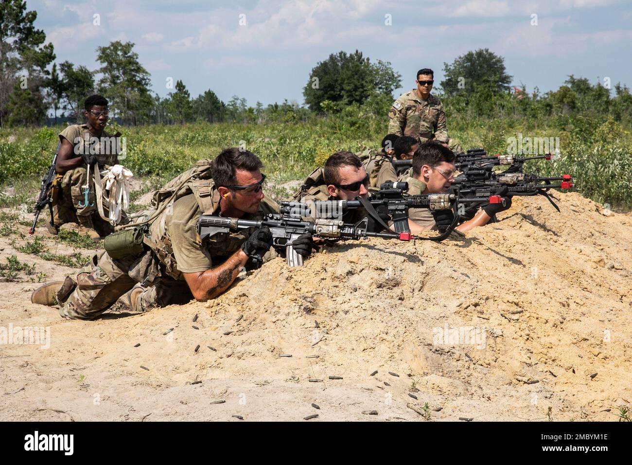 USA Die Ingenieure der Nationalgarde von Georgia vom 177. Brigaden-Ingenieurbataillon in den Bundesstaaten, 48. Infanteriebrigade-Kampfteam, bieten Deckungsfeuer zur Unterstützung von Soldaten, die während der Exportable Combat Training Capability Übung in Fort Stewart, Georgia, am 23. Juni 2022, eine Feuerausbildung für eine Feuerspur durchführen. XCTC ist die USA Das Rekordprogramm der Nationalgarde der Armee, das es Brigaden-Kampfteams ermöglicht, die ausgebildete Platoon-Bereitschaft zu erreichen, die notwendig ist, um weltweit zu entsenden, zu kämpfen und Schlachten zu gewinnen. Die XCTC-Übung wird etwa 4.400 Brigadepersonal aus dem Throughou-Team umfassen Stockfoto