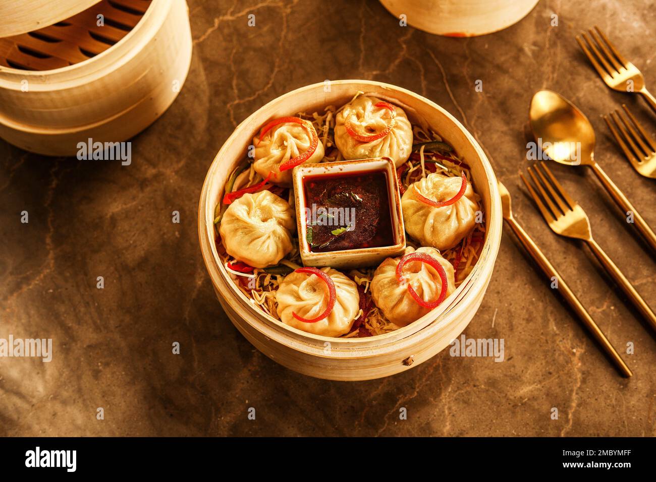 Ein Blick von oben auf die Momo Knödel über einem Marmortisch Stockfoto