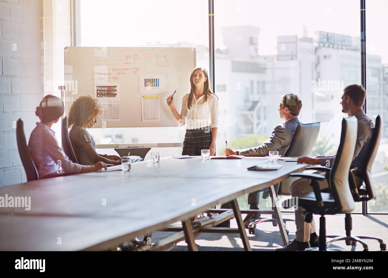 Rednerin, Meeting- und Geschäftsfrau mit Vorstand, Innovation oder Planung für Marketingstrategie. Führungskraft, Präsentation oder Workshop für das Ziel Stockfoto