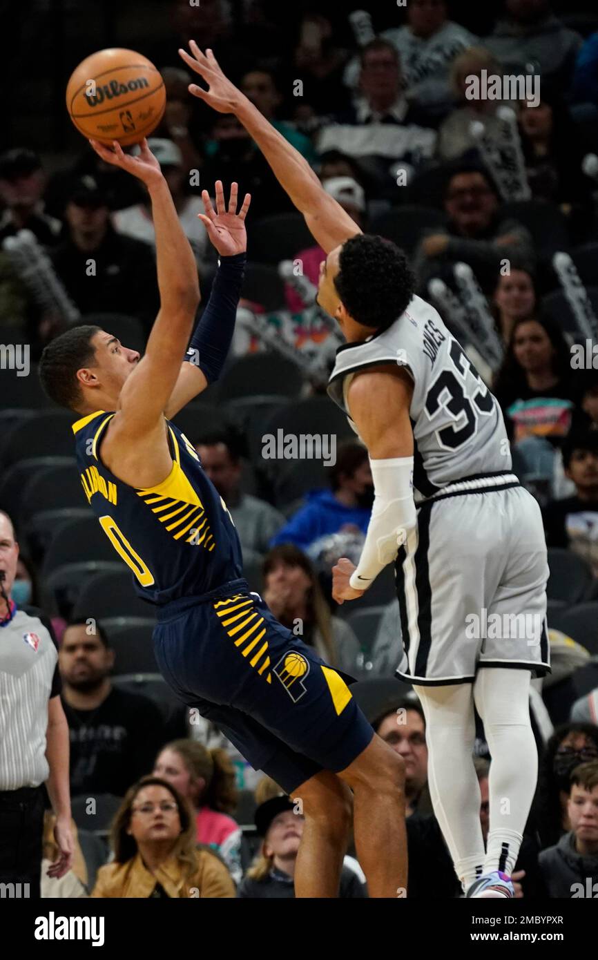 Indiana Pacers' Tyrese Haliburton (0) shoots against San Antonio Spurs' Tre Jones (33) during the second half of an NBA basketball game in San Antonio, Saturday, March 12, 2022. (AP Photo/Chuck Burton) Stockfoto