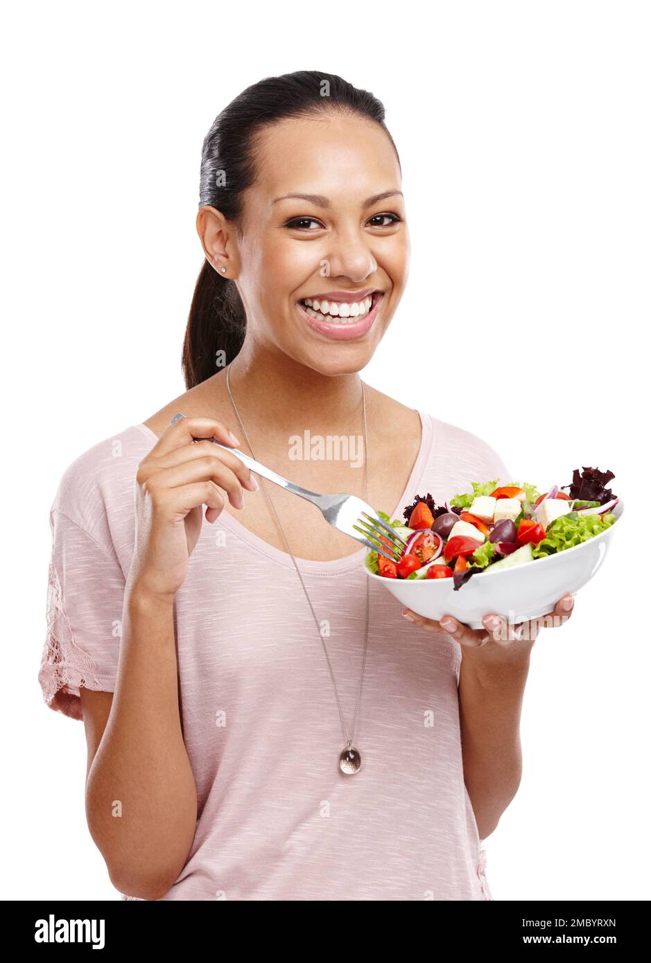 Frau im Porträt, essen Salat und gesund mit Diät und Ernährung, Entgiftung und Wellness mit Nahrung isoliert auf weißem Hintergrund. Gemüse, biologisch Stockfoto
