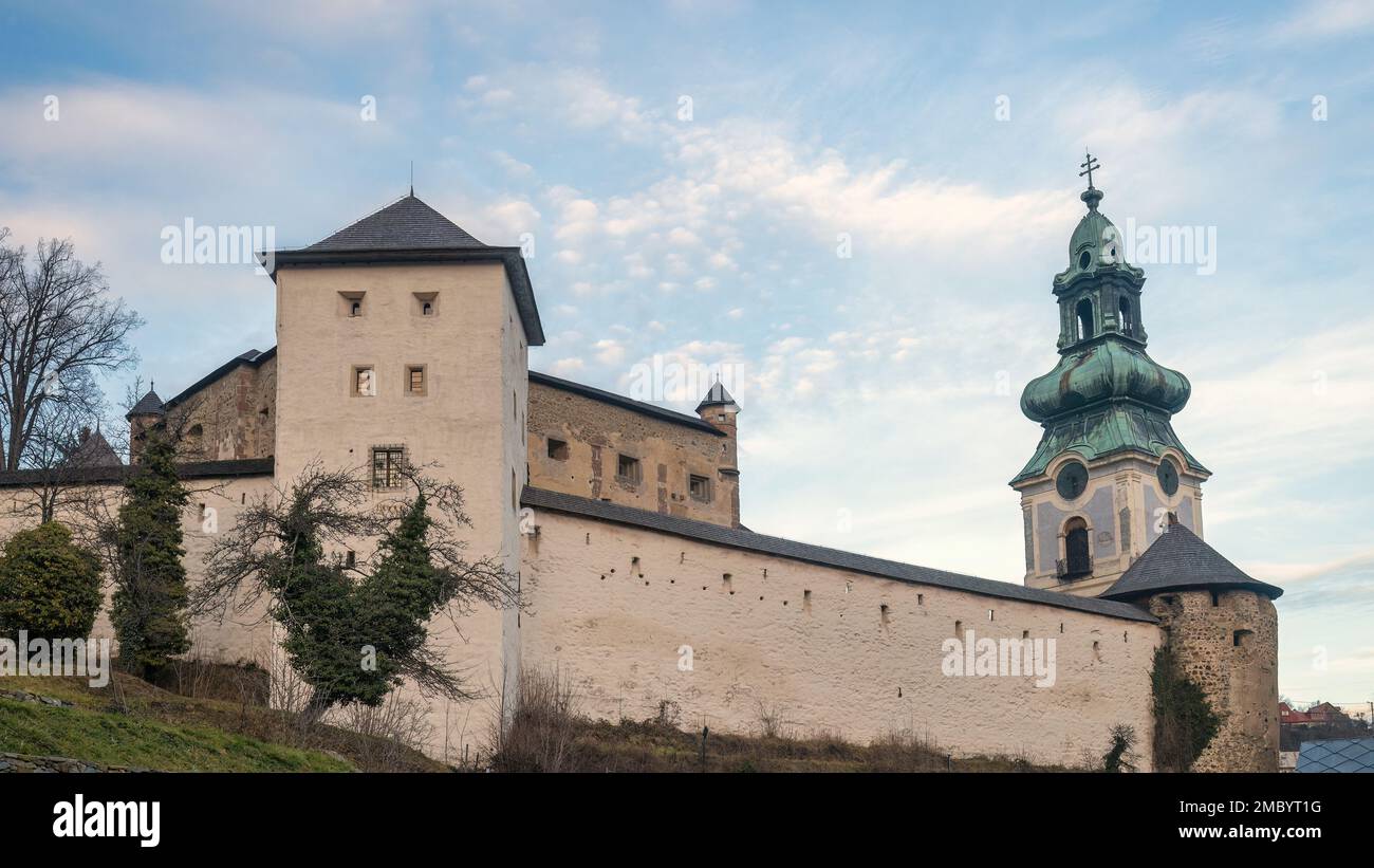 Die alte Burg in Banska Stiavnica am frühen Abend, Slowakei, Europa. Stockfoto