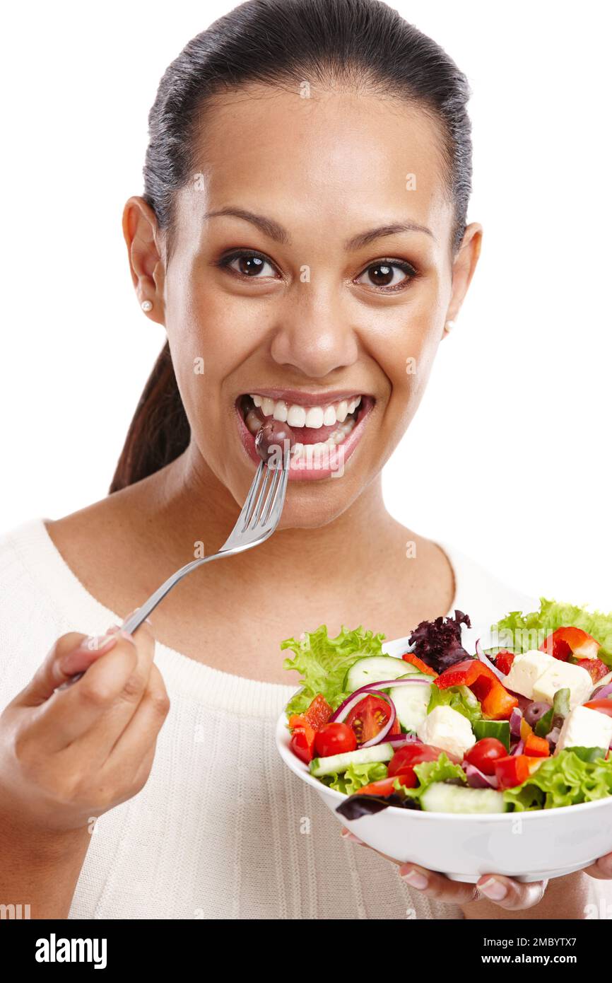 Frau, Gesicht und essen Salat mit gesundem Essen, Diät und Ernährung, Entgiftung und Wellness isoliert auf weißem Hintergrund. Gemüse, Porträt und Bio Stockfoto