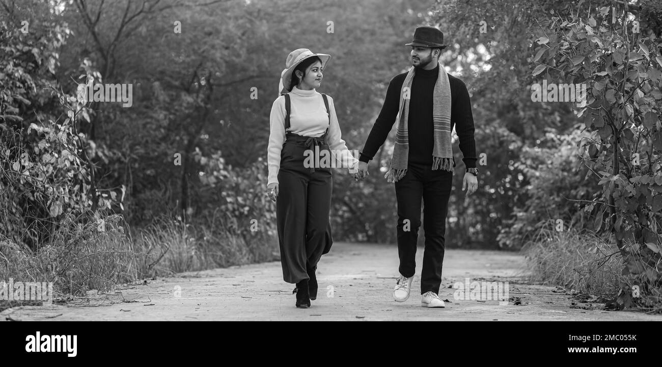 Vor der Hochzeit wurde ein indisches Paar auf dem Weg der Natur in Delhi, Indien, aufgenommen. Romantisches Paar Shoot. Braut und Bräutigam im natürlichen Wald mit Bäumen. Stockfoto