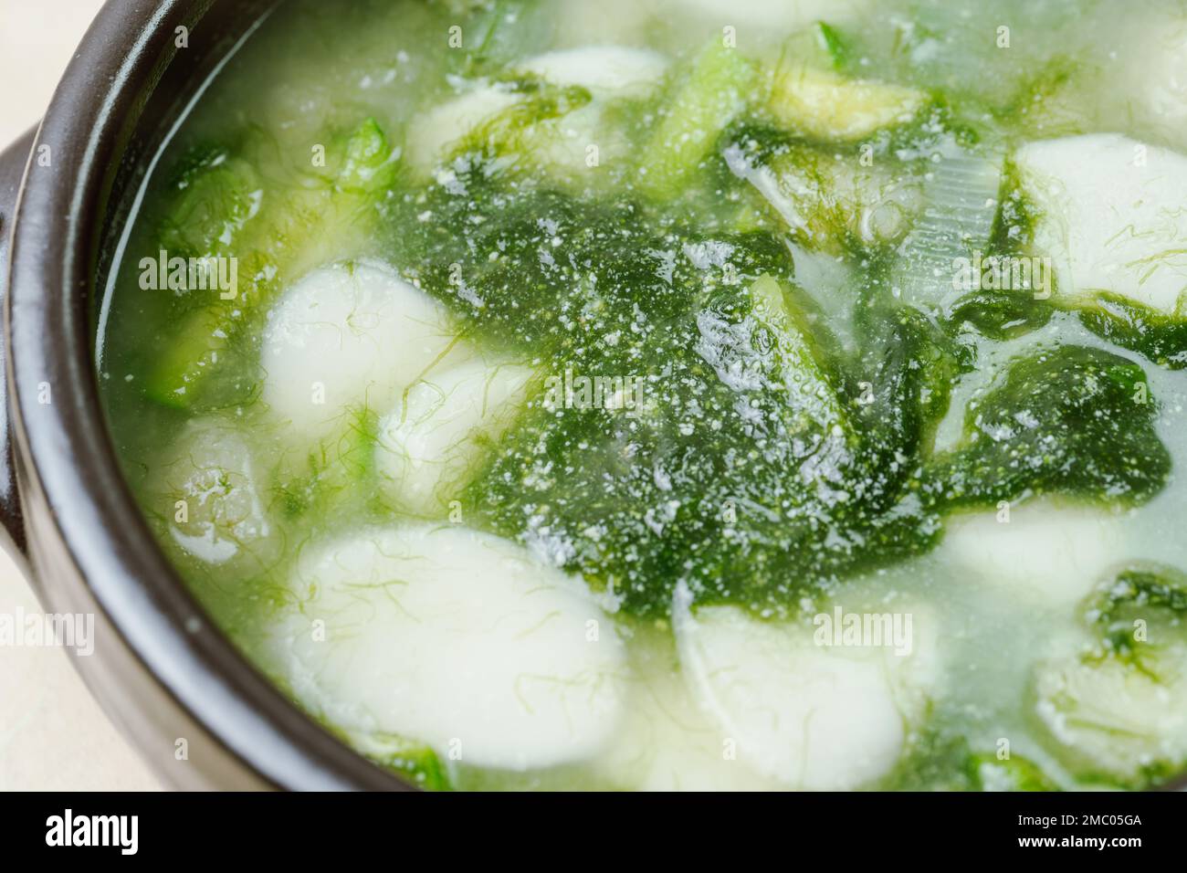 Tteokguk, koreanische Seetang-Fulvescens Reiskuchen-Suppe : Ovalförmiger Reiskuchen, in Brühe gekocht. Ein traditionelles Neujahrsgericht. Klare Rinderbrühe Stockfoto