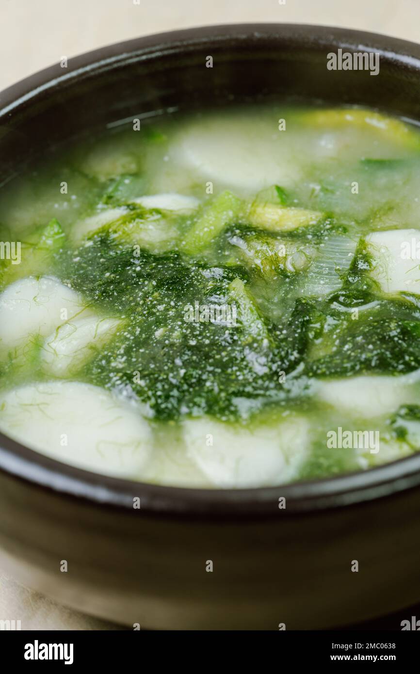 Tteokguk, koreanische Seetang-Fulvescens Reiskuchen-Suppe : Ovalförmiger Reiskuchen, in Brühe gekocht. Ein traditionelles Neujahrsgericht. Klare Rinderbrühe Stockfoto