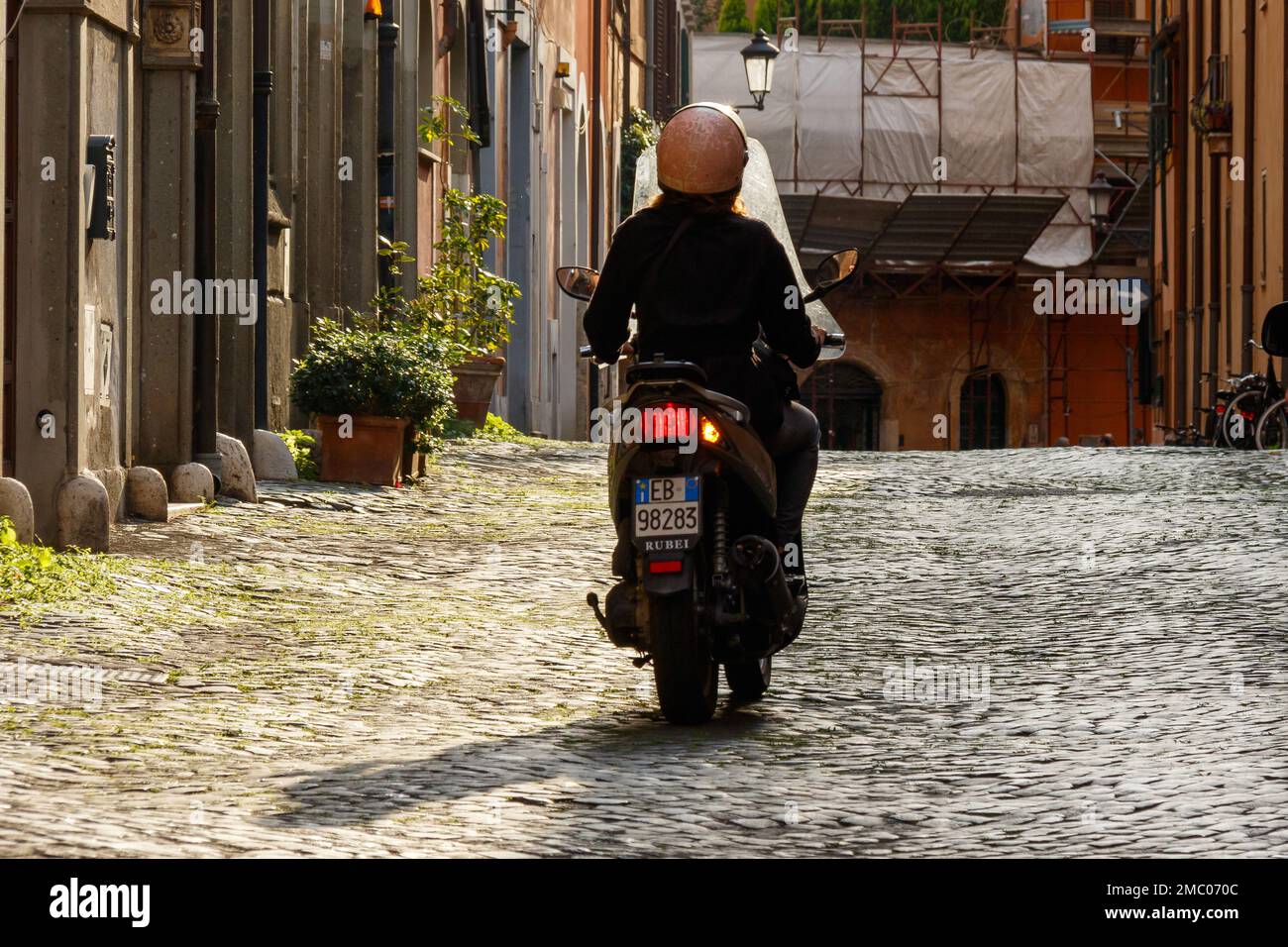 Eine Frau fährt ein Motorrad in Rom. Stockfoto