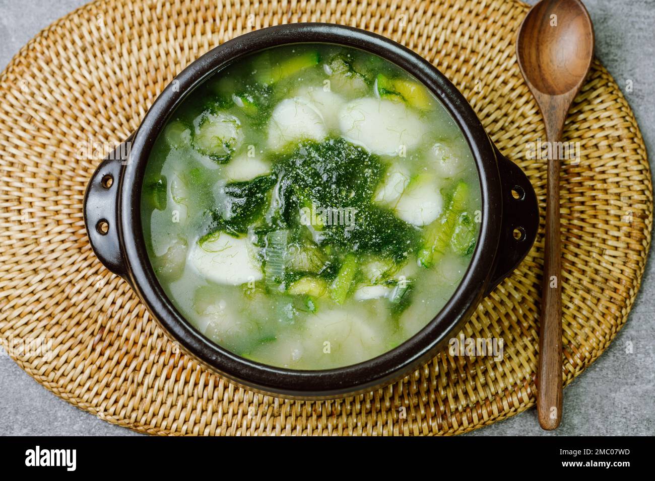 Tteokguk, koreanische Seetang-Fulvescens Reiskuchen-Suppe : Ovalförmiger Reiskuchen, in Brühe gekocht. Ein traditionelles Neujahrsgericht. Klare Rinderbrühe Stockfoto