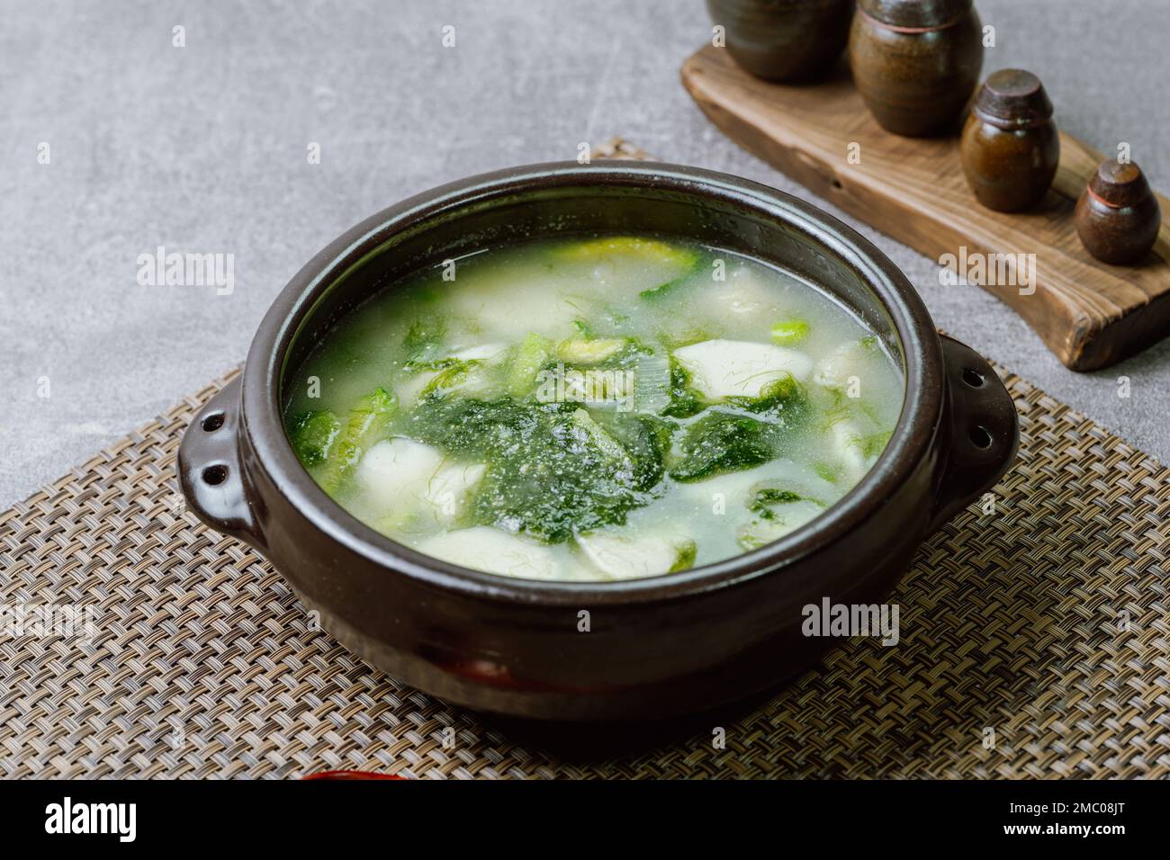 Tteokguk, koreanische Seetang-Fulvescens Reiskuchen-Suppe : Ovalförmiger Reiskuchen, in Brühe gekocht. Ein traditionelles Neujahrsgericht. Klare Rinderbrühe Stockfoto