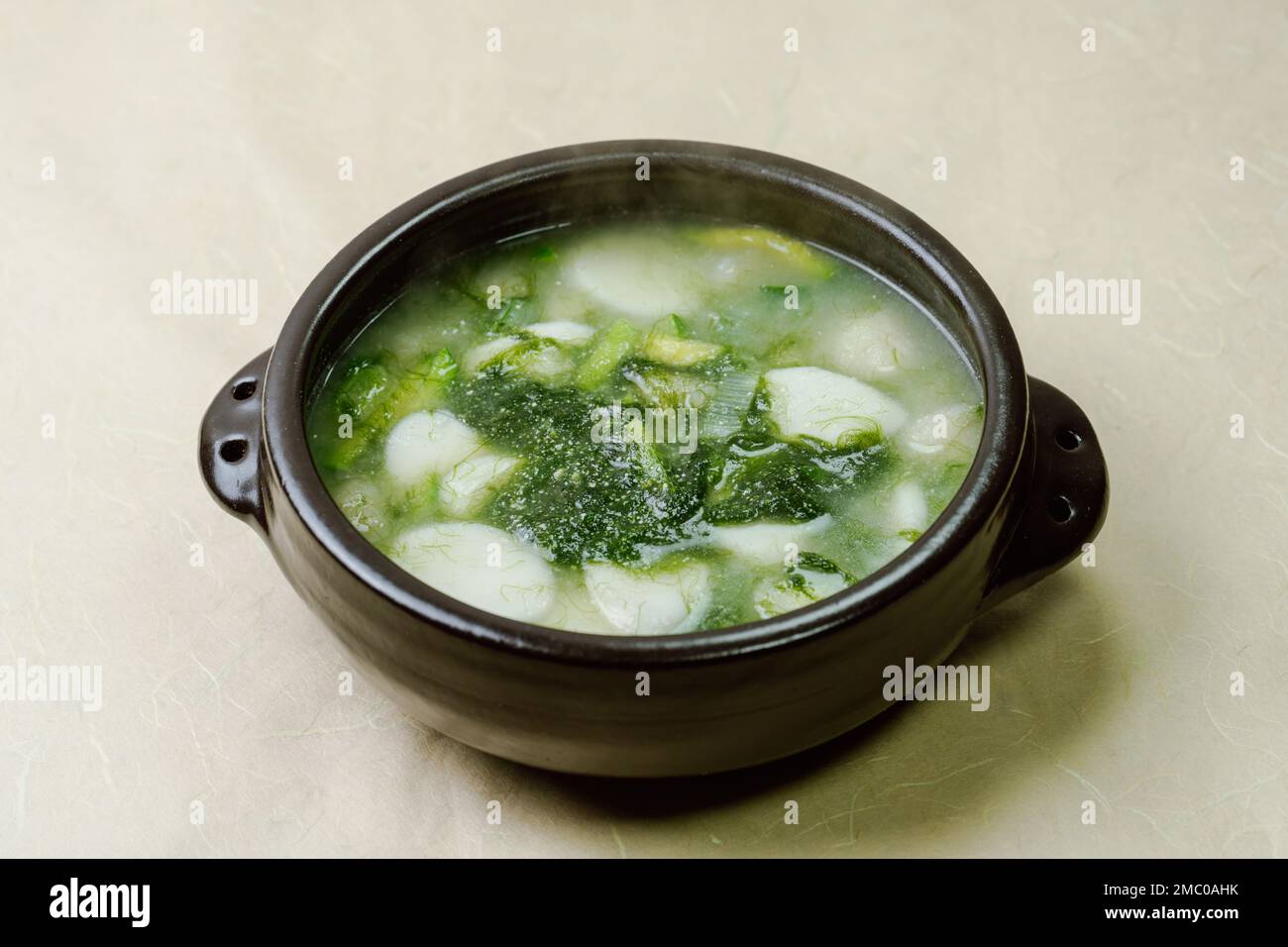 Tteokguk, koreanische Seetang-Fulvescens Reiskuchen-Suppe ...