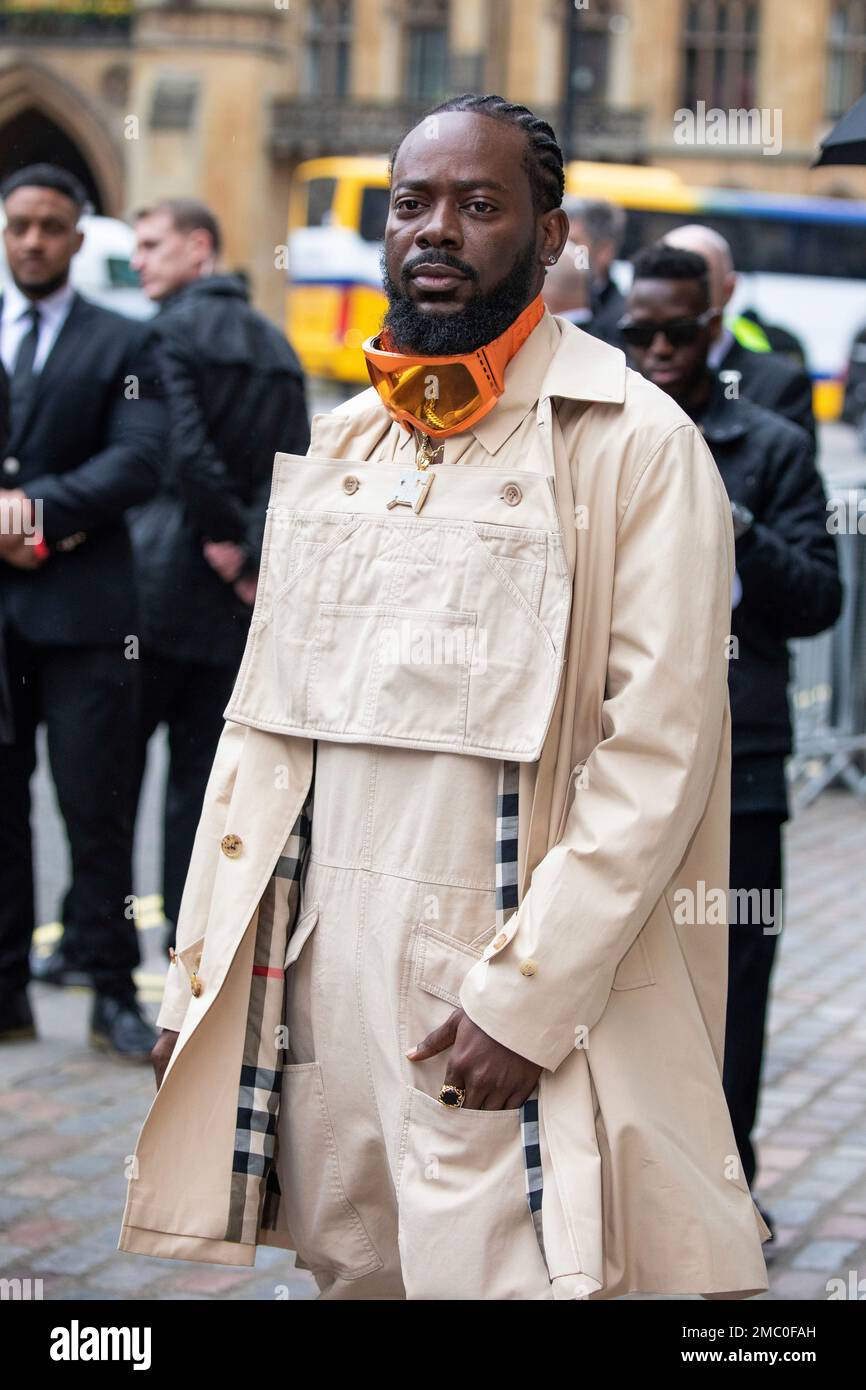 Adekunle Gold poses for photographers upon arrival at the Burberry fashion collection, unveiled in London, Friday, March 11, 2022. (Photo by Vianney Le Caer/Invision/AP) Stockfoto