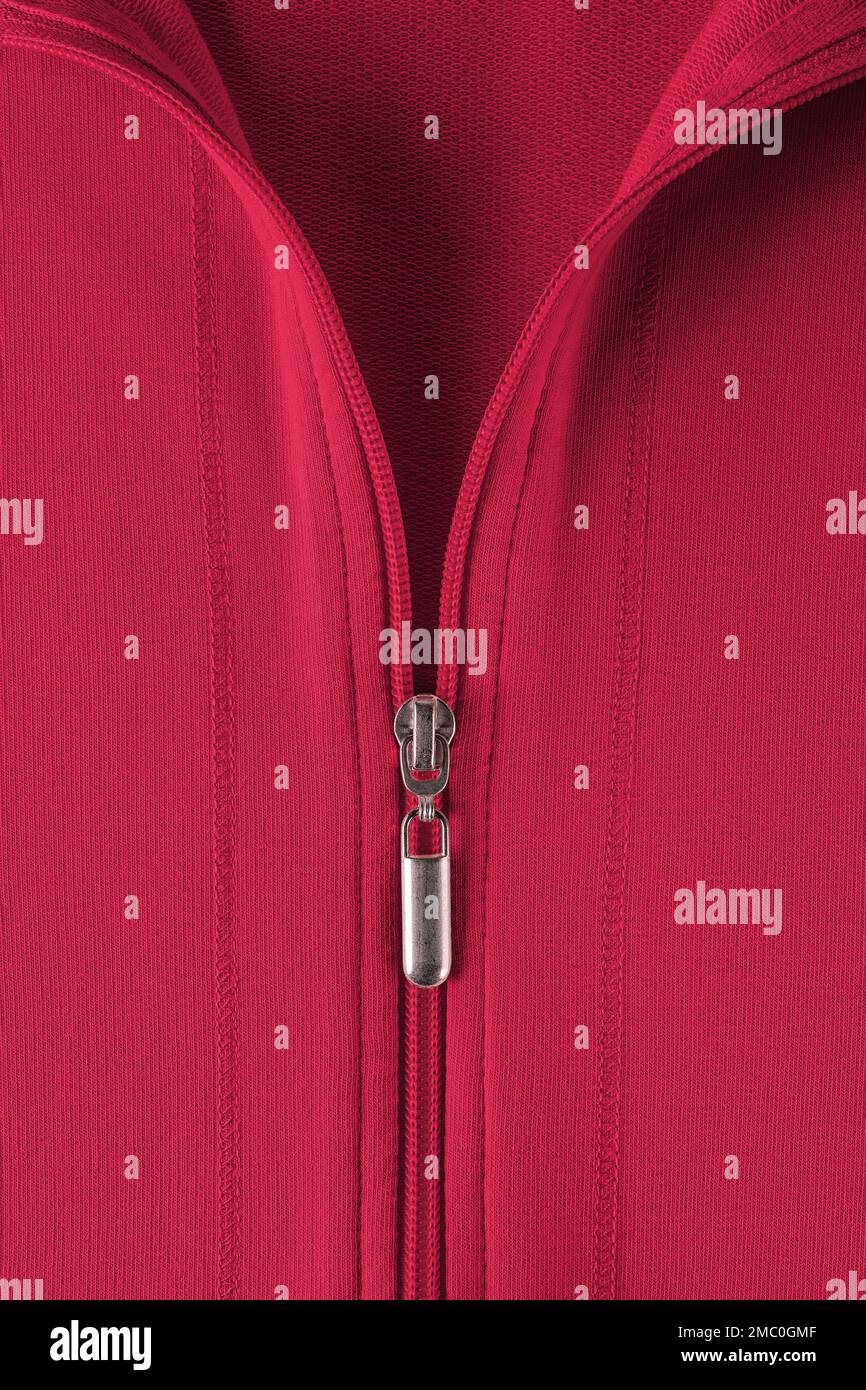 Modische Sommerjacke in Viva Magenta. Nahaufnahme des Hoodies aus Baumwolle mit Kurzreißverschluss. Legere Oberbekleidung und Kleidung. Reißverschluss. Stockfoto
