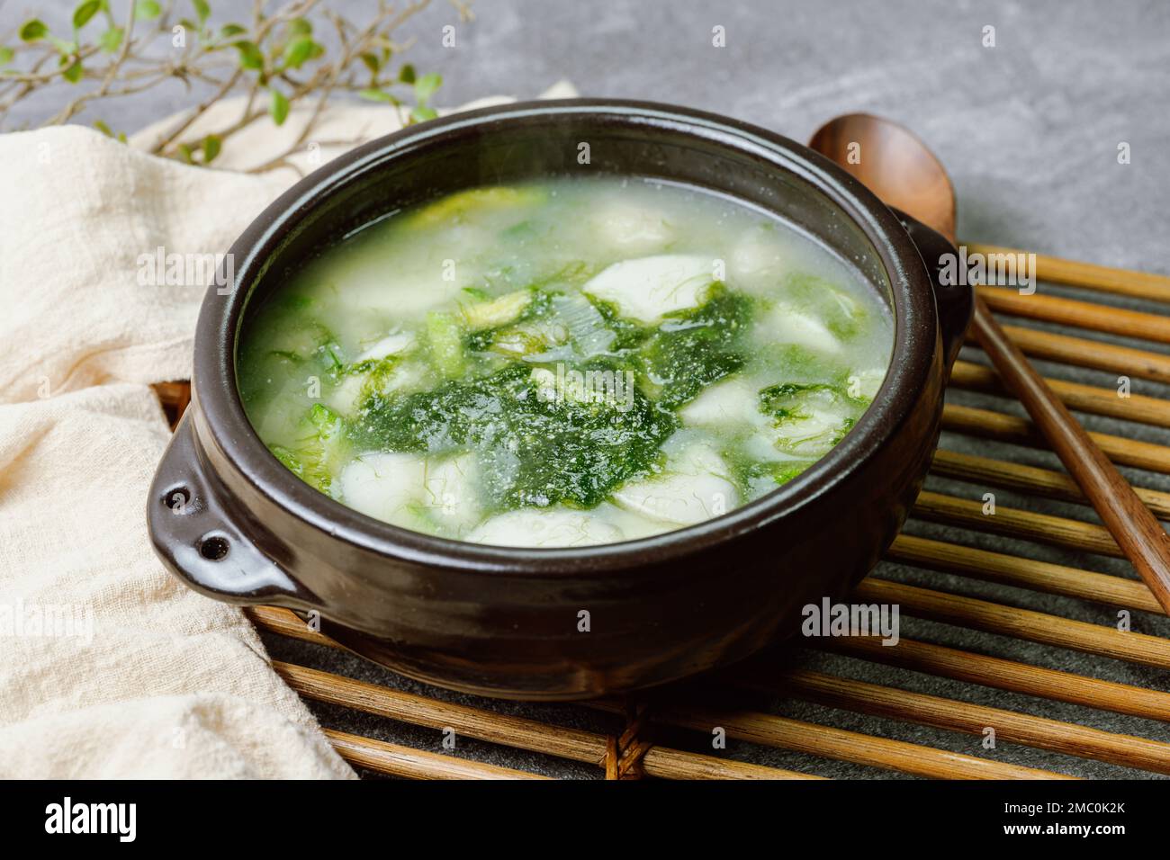 Tteokguk, koreanische Seetang-Fulvescens Reiskuchen-Suppe : Ovalförmiger Reiskuchen, in Brühe gekocht. Ein traditionelles Neujahrsgericht. Klare Rinderbrühe Stockfoto