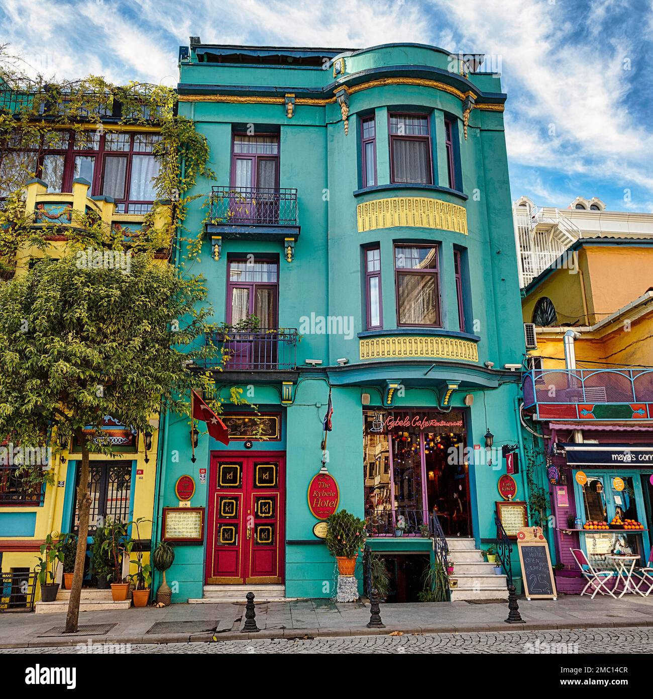 Hotel, Café, Restaurant mit farbenfroher Fassade in der Altstadt, Sultanahmet, Istanbul, Türkei Stockfoto