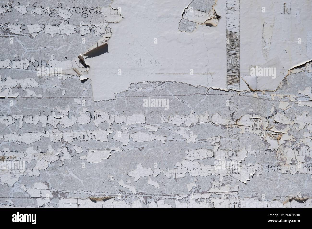 Alte verwitterte Metallplatte mit Flecken von gelöschtem Text, Grunge-Hintergrund Stockfoto