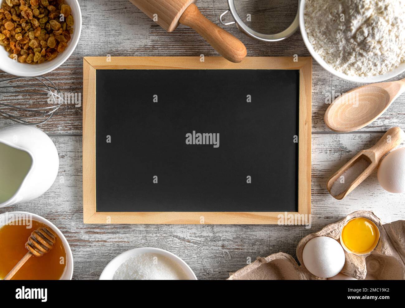 Ein Teller, um ein Rezept auf den Küchentisch zu schreiben. Stockfoto