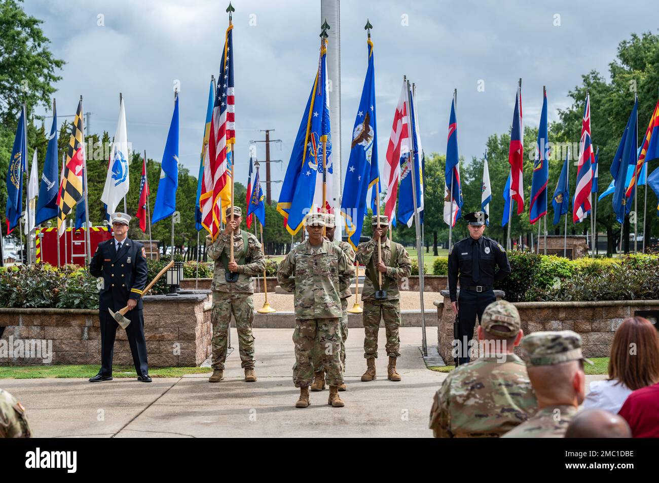 USA Major Tresia Huell, 733d Mission Support Group, Kommandant Major, leitet die Präsentation der Farben während des MSG-Kommandowechsels 733d auf der Joint Base Langley-Eustis, Virginia, 23. Juni 2022. Die Veröffentlichung der Farben ist eine Praxis, die von den USA durchgeführt wird Streitkräfte zu Beginn bestimmter Zeremonien. Stockfoto