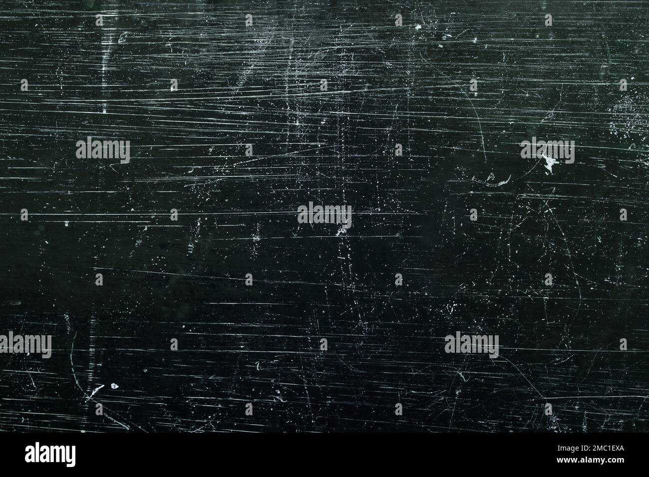 Dunkelgrün lackierte, abgeschabte Blechstruktur, Grunge-Hintergrund Stockfoto