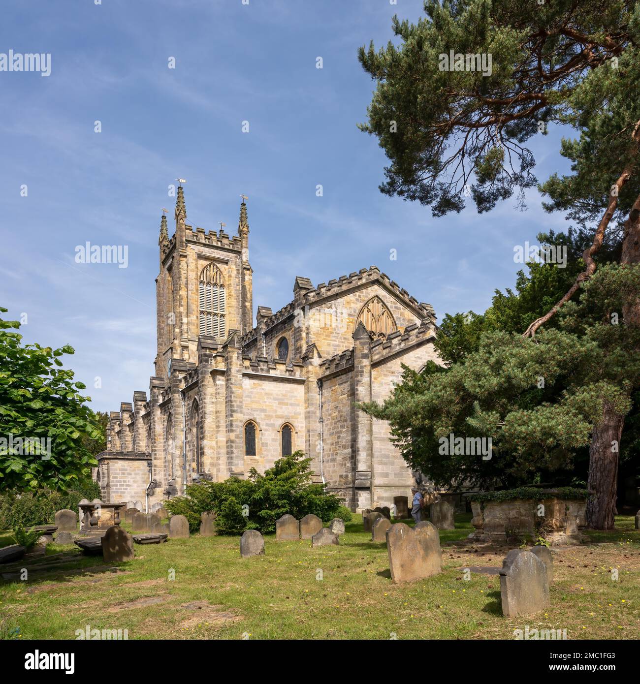 EAST GRINSTEAD, WEST SUSSEX, Großbritannien - 17. JUNI: Blick auf die St.-Smithun-Kirche in East Grinstead, West Sussex am 17. Juni 2022. Eine nicht identifizierte Person Stockfoto