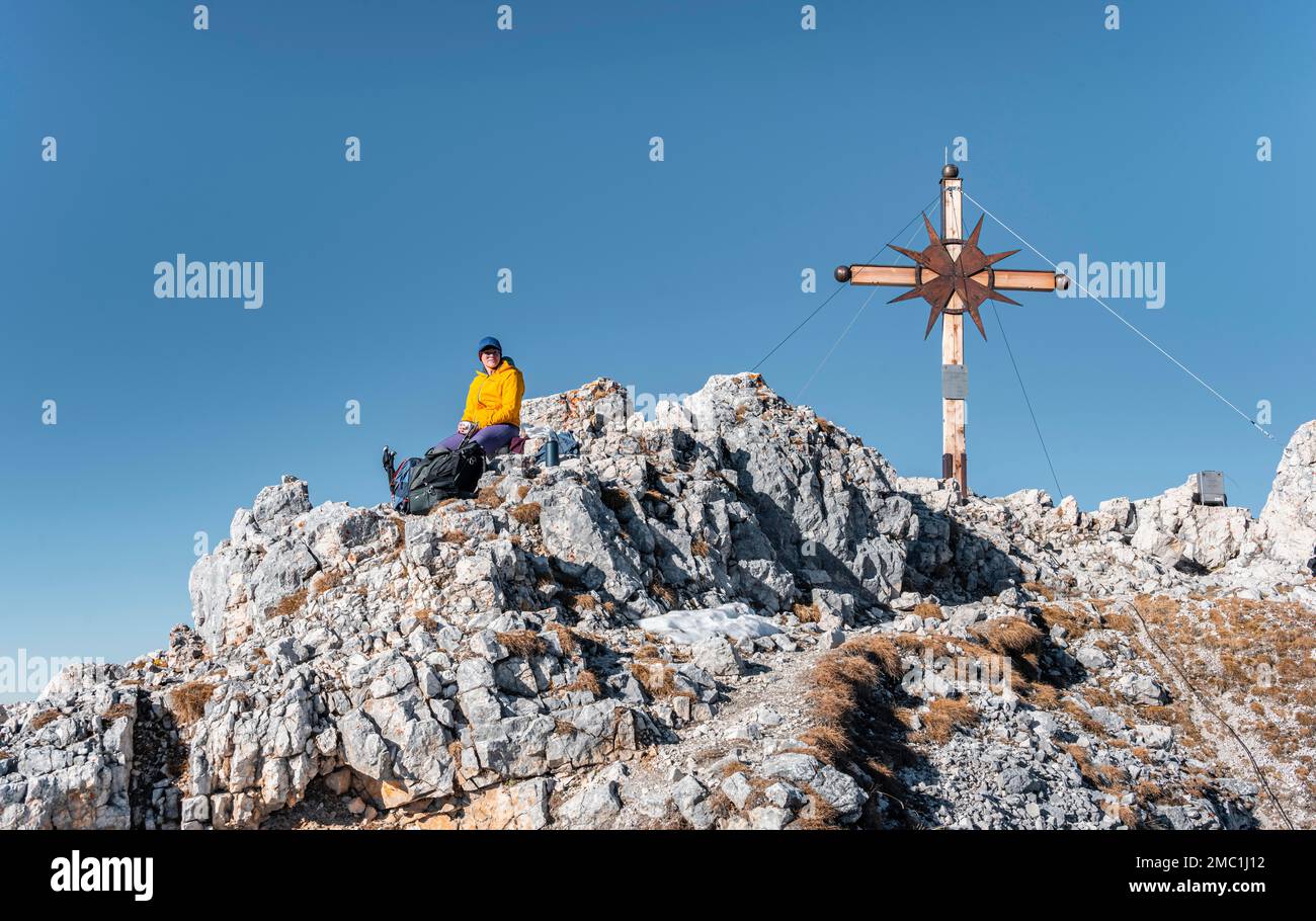 Bergsteiger am Gipfelkreuz von Guffert, Brandenberg-Alpen, Tirol, Österreich Stockfoto