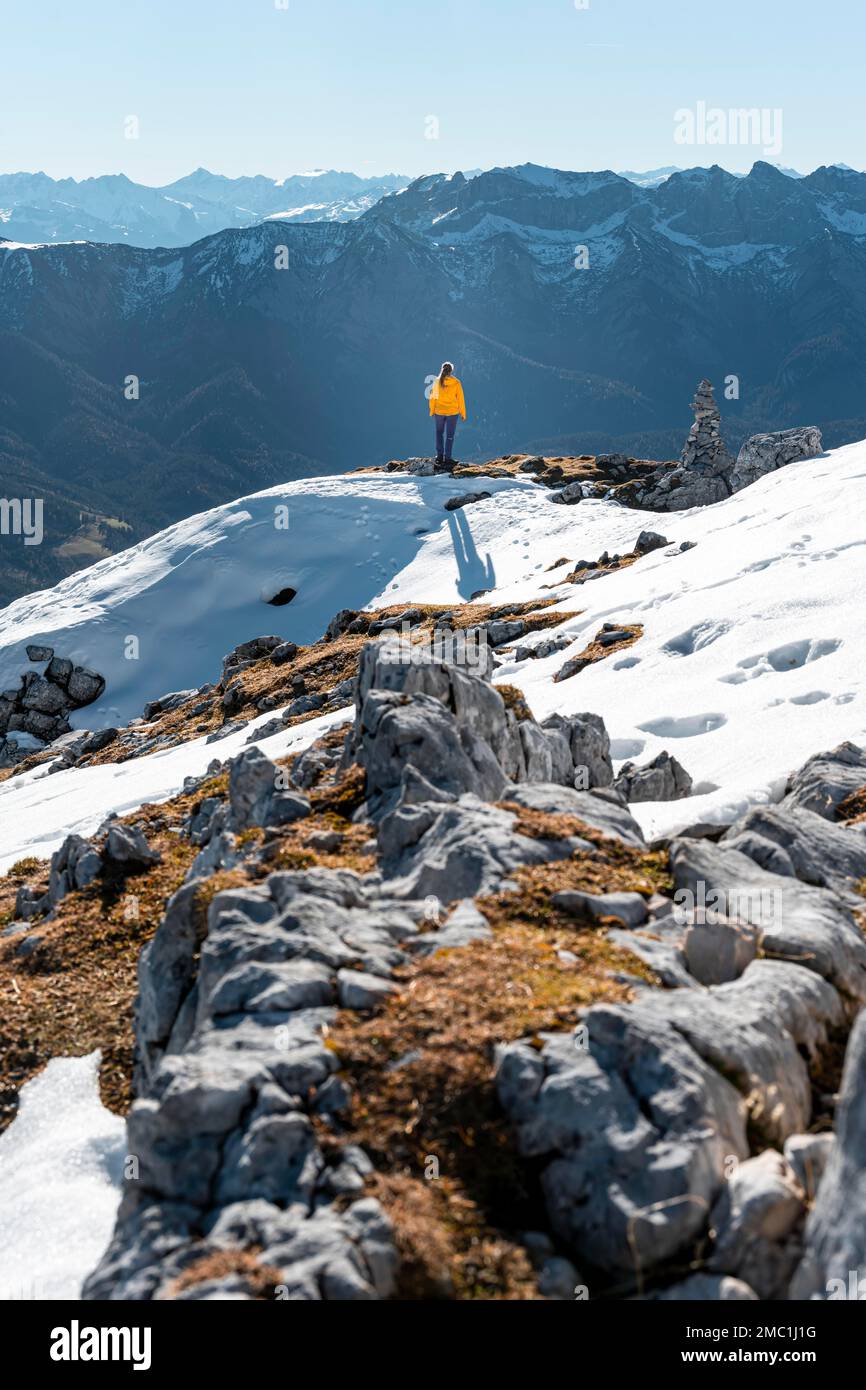 Der Bergsteiger blickt über schneebedeckte Berge und wandert zu den Alpen Guffert, Brandenberg, Tirol, Österreich Stockfoto