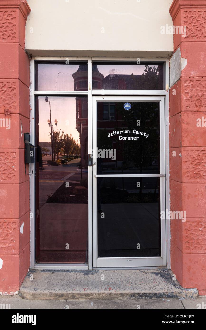 Eine Glastür in einem Bürogebäude mit den Worten Jefferson County Coroner in Pine Bluff, Arkansas. Stockfoto