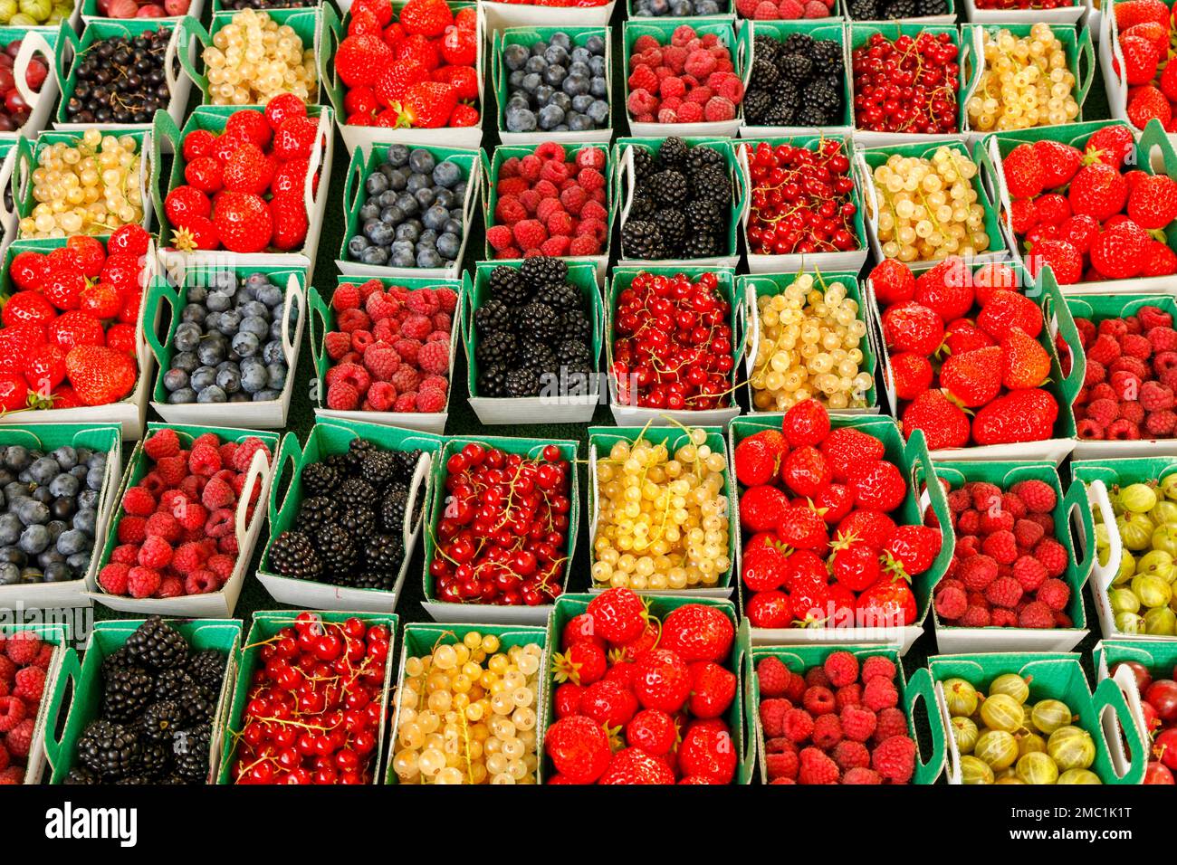 Marktstand mit Beerenobst in der Provence, Frankreich Stockfoto