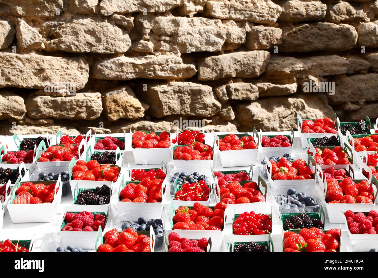 Marktstand mit Beerenobst in der Provence, Frankreich Stockfoto