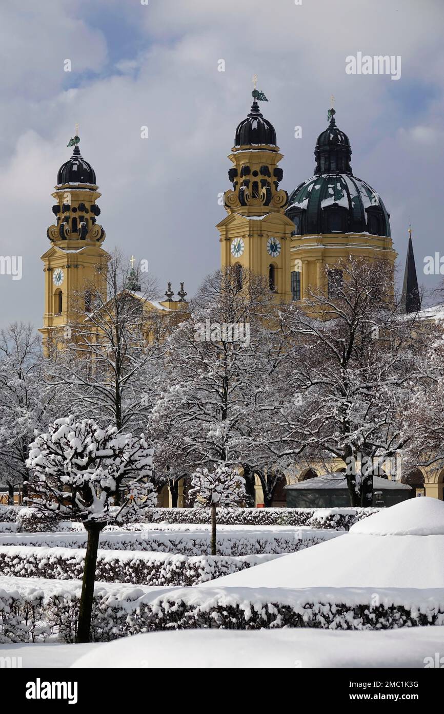 Theatinerkircher, vom Hofgarten aus gesehen, schneebedeckt im Winter, München, Bayern, Oberbayern, Deutschland Stockfoto