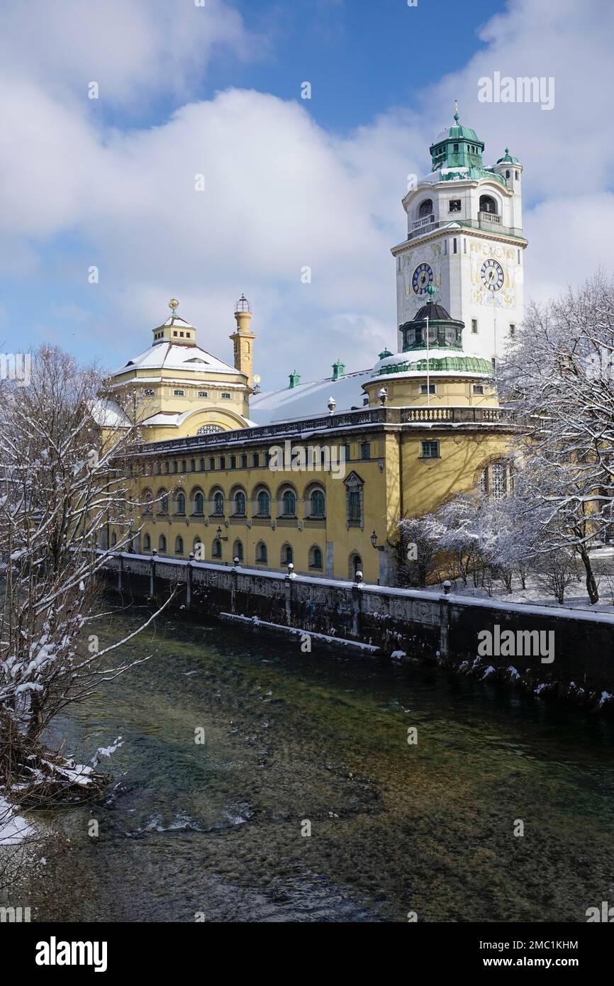 Müllersches Volksbad in Au an der Isar, Hallenbad und Saunabereich, im Jugendstil gebaut, im Winter schneebedeckt, München, Oberbayern Stockfoto