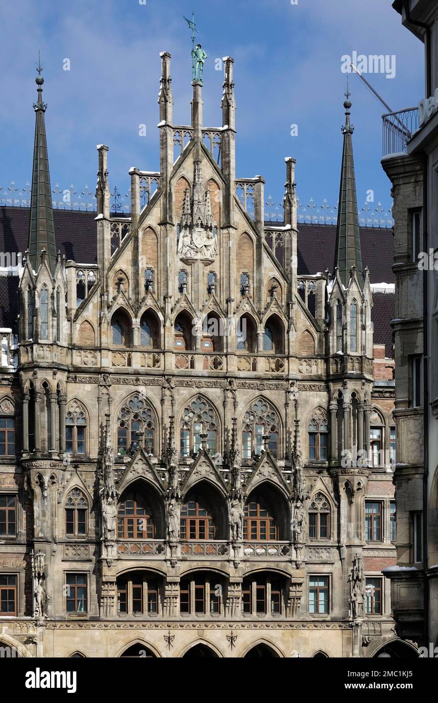 Neogotische Fassade Neues Rathaus, im Winter schneebedeckt, München, Oberbayern, Bayern, Deutschland Stockfoto