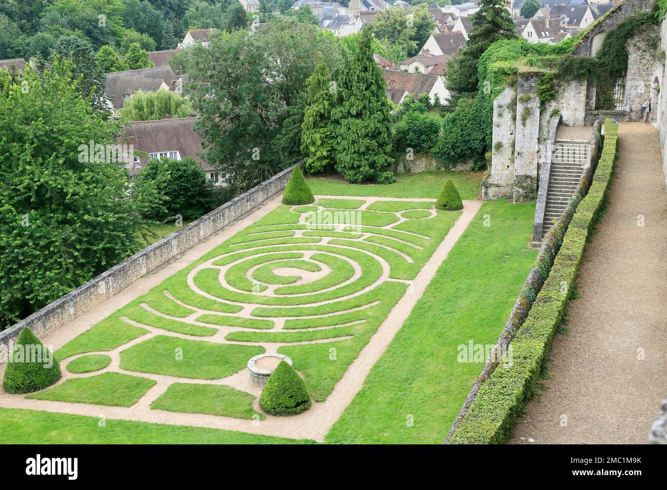 Labyrinth in den Gärten des Bischofspalastes unterhalb der Kathedrale Notre Dame von Chartres, Eure-et-Loir, Frankreich Stockfoto