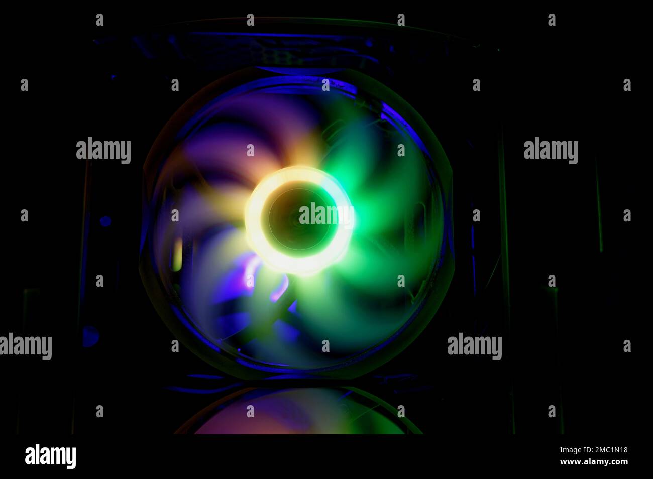 Computerkühler mit RGB-LED-Leuchte. Computerplatine und CPU-Kühlerlüfter leuchten Stockfoto