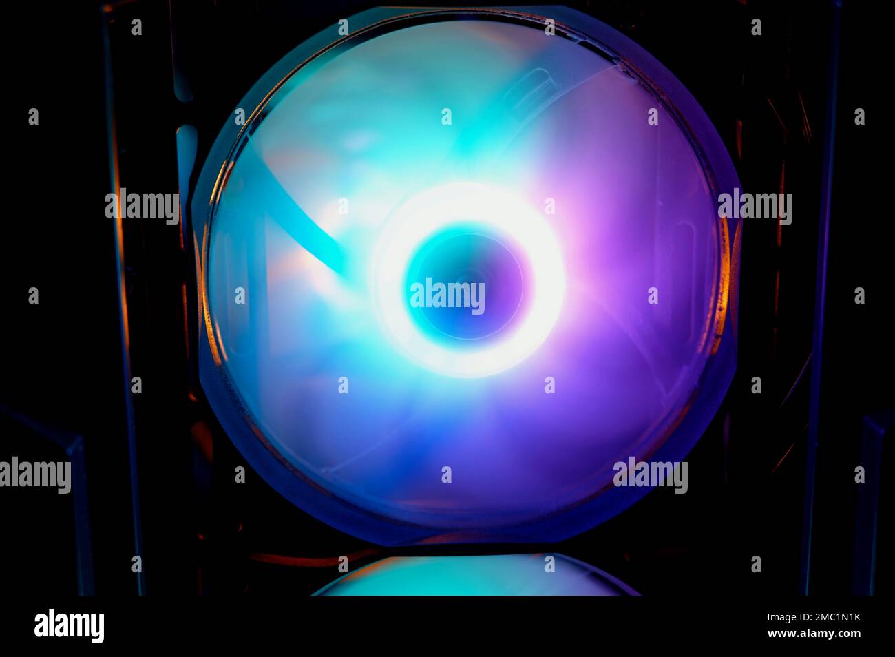 Computerkühler mit RGB-LED-Leuchte. Computerplatine und CPU-Kühlerlüfter leuchten Stockfoto