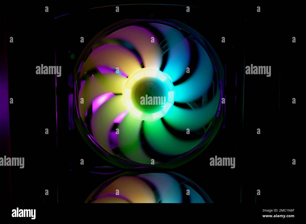 Computerkühler mit RGB-LED-Leuchte. Computerplatine und CPU-Kühlerlüfter leuchten Stockfoto